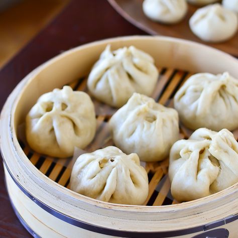 Steamed Pork Buns Steamed Buns Recipe, Bao Zi, Buns Homemade, Steamed Pork Buns, Steamed Pork, Asian Pork, Buns Recipe, Foreign Food, Pork Buns