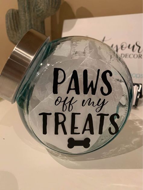 Dog Vinyl Ideas, Diy Cricut Dog Projects, Dog Treat Jars Diy, Cute Dog Treat Jars, Dog Treats Container, Vinyl Dog Projects, Cricut Dog Treat Jar, Cricut Animal Projects, Dog Treat Container Ideas