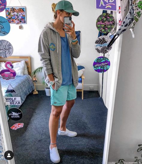 Lesbian Shorts Outfit, Beachy Tomboy Outfit, Fem Lesbian Style Summer, Masculine Lesbian Style Summer, Stem Lesbian Style Summer, Masc Lesbian Beach Outfit, Masc Lesbian Workout Outfits, Masculine Lesbian Style, Masculine Outfits For Women