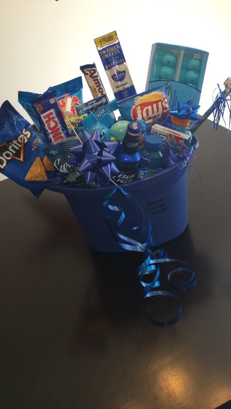 Blue themed men's gift basket filled with goodies! Blue Gift Basket Ideas, Blue Themed Gift Baskets, Blue Gift Basket, Flirty Gift, Christmas Husband, Boyfriend Gift Basket, Baskets For Men, Birthday Basket, Gift Baskets For Men