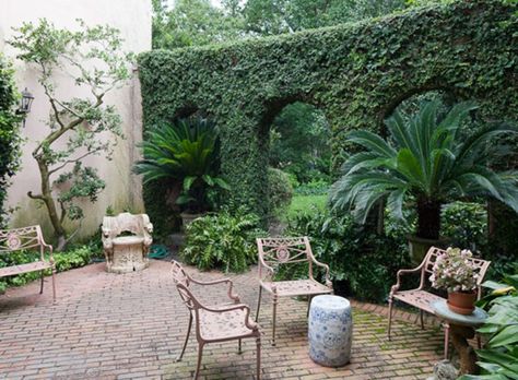 Savannah Gardens, Small Courtyard Gardens, Mediterranean Style Home, Southern Garden, Mediterranean Style Homes, Formal Garden, Walled Garden, Side Garden, Garden Rooms