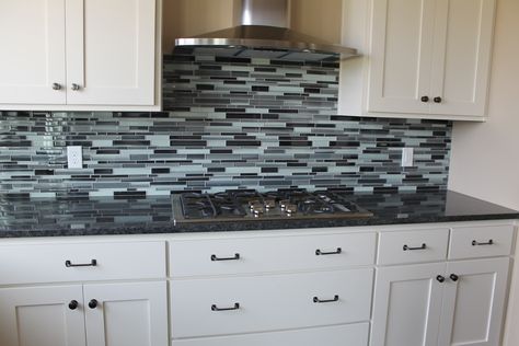 How to Choose Between Light and Dark Granite… – Katie Jane Interiors Grey Granite Kitchen, Dark Gray Backsplash, Lennon Granite, Steel Grey Granite, Granite Kitchen Countertops, Gray Backsplash, Mosaic Tile Backsplash Kitchen, Interior Solutions, Light Granite