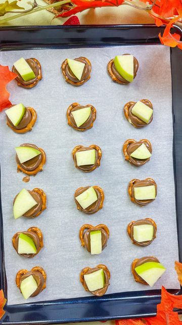 Stephanie Gigliotti on Instagram: "The best fall treat! 🍁
Place pretzels on a sheet pan, add a rolo candy. Bake at 250°F 3-5 minutes. Press on a chunk of granny smith apple. Enjoy!
Tip! To prevent the apples from turning brown, cut the apples into chunks and soak for 5 minutes in a bowl of water with 1 teaspoon of salt. Rinse the apples and pat dry. 

#falltreat #caramelapples #caramelapplebites #rolo" Pretzel Rolo, Stephanie Gigliotti, Caramel Apple Bites, Rolo Candy, Granny Smith Apple, Fall Treats, Granny Smith Apples, Granny Smith, Pretzels