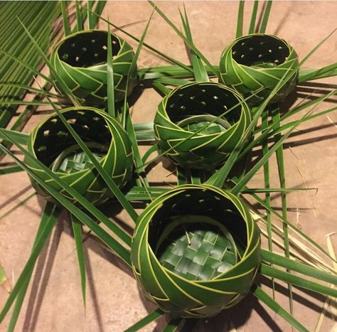 Palm Sunday Crafts, Flax Weaving, Coconut Leaves, Natural Baskets, Rope Crafts Diy, Vase Crafts, Diy Shower, Modern Flower Arrangements, Leaf Crafts