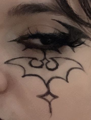 Goth Makeup Looks Eyeliner, Emo Graphic Liner, Gothic Eyeliner For Hooded Eyes, Goth Eyeliner Ideas, Asymmetrical Eyeliner, Goth Liner, Goth Makeup Eyeliner, Graphic Eyeliner Goth, Eyeliner Looks Goth