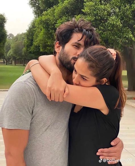 Virat Kohli And Anushka, Mira Rajput, Relationships Goals, Bollywood Couples, Shahid Kapoor, Wedding Couple Poses Photography, Indian Photoshoot, Beach Photography Poses, Couple Picture Poses