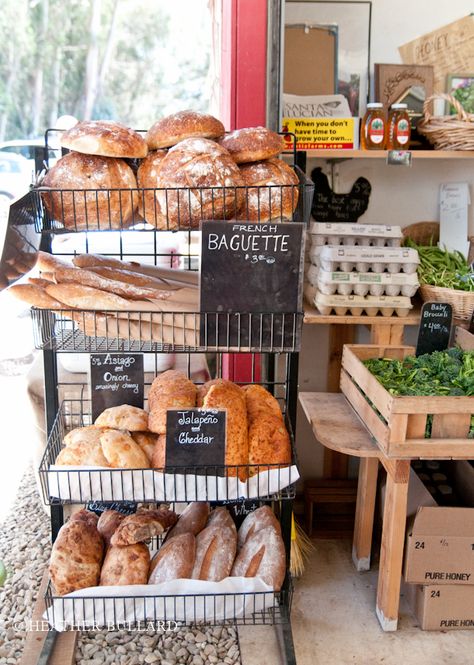 Bread Booth Farmers' Market, Farmers Market Bread Stand, Bread Stand Display, Sourdough Farmers Market, Farmers Market Bread Display, Farmers Market Bread, Garden Bakery, Bread Stand, Bread Table