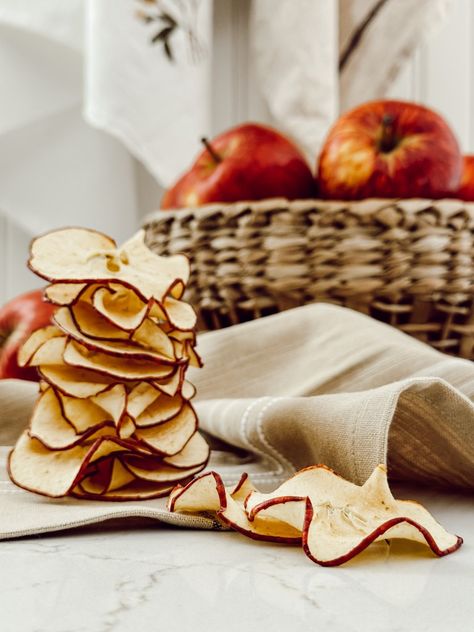 Drying Apples, Apples Aesthetic, Healthy Apple Chips, Dehydrate Apples, Apple Advertising, Simplistic Aesthetic, Minimalist Fall Decor, Apple Garland, Dehydrated Apples