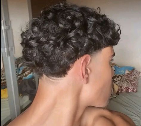 Burst Taper Fade Curly Hair, Taper Fade Ondulado, Taper Curly Hair, Low Taper Curly Hair, Curly Taper, Low Taper Haircut, Low Fade Curly Hair, Curly Hair Taper, Mens Haircuts Wavy Hair