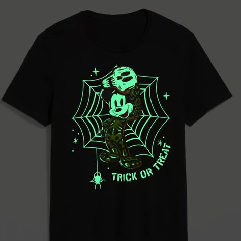 Old Navy Disney Mickey Mouse T-Shirt For Men Black With Mickey Mouse Halloween Graphic Which Glows In The Dark Shade Name: Trick Or Treat Mickey Available Sizes: Mens Xs Mens Small Mens Medium Product Details Crew Neck Short Sleeves Licensed Graphic Glows In The Dark Materials & Care 100% Cotton Jersey Machine Wash According To The Care Instruction Label Fit & Sizing Relaxed Fit Hits Below Waist T-Shirt Uses Our Standard Men’s Sizing Disney Halloween Diy, Mickey Mouse Halloween, Dark Disney, Mickey Mouse T Shirt, Halloween Men, Old Navy Shirts, Navy Shirts, Disney Halloween, Navy Shirt