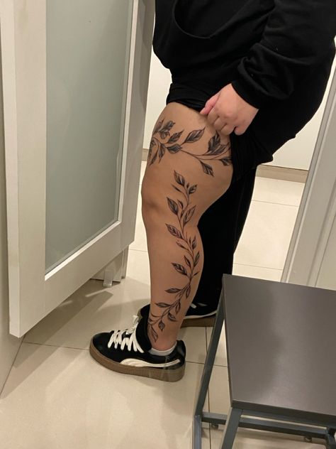 vine leg tattoo that goes to the entire leg Leaf Leg Tattoos Women, Full Body Vine Tattoo, Vine Tattoo On Leg, Vine Leg Tattoos Women, Vine Tattoo Leg, Leg Vine Tattoos For Women, Leg Vine Tattoo, Vine Leg Tattoo, Poison Ivy Tattoo