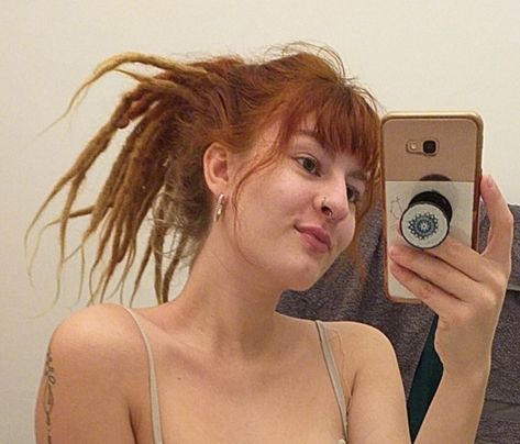 Dreads With Fringe, Dreadlocks With Fringe, Henna Dreadlocks, Dreadlocks Bangs, Dreadlocks With Bangs, Dreads With Bangs, Hair Dye Techniques, Red Dreads, Dreadlock Rasta