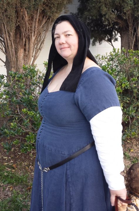 Fibergeek's new transitional kirtle (feb 2015) 12th Century Clothing, Medieval Garb, Medieval Woman, Big Dresses, Bodice Pattern, European Dress, Historical Reenactment, Medieval Costume, Century Clothing