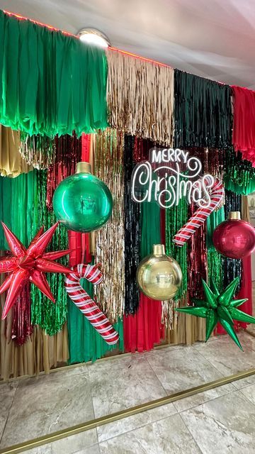 Christmas Party Backdrop, Christmas Balloon Decorations, Christmas Stage, Christmas Decoration Ideas, Xmas Deco, Christmas Themes Decorations, Christmas Balloons, Christmas Shows, Christmas Backdrops