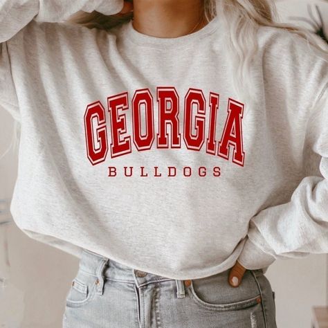 Grey Georgia Bulldogs Sweatshirt Gildan 50% Cotton/50% Polyester Colorado Crewneck, Colorado Sweatshirt, Bulldog Sweatshirt, New York Sweatshirt, Varsity Sweatshirt, Rolled Up Sleeves, Mrs Shirt, Crewneck Vintage, Oversized Crewneck