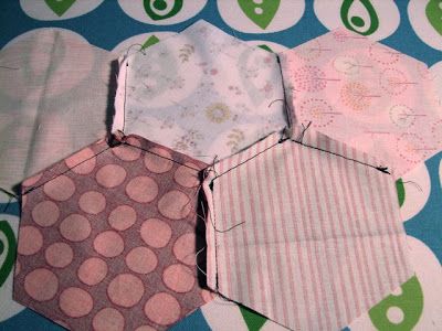 tallgrass prairie studio: Sewing Hexagons by Machine Without Marking Hexagon Quilt Tutorial, Hexagon Quilt Pattern, Tallgrass Prairie, Hexagon Patchwork, Hexagon Quilts, Sewing Tricks, Hexie Quilt, English Paper Piecing Quilts, Modern Quilting