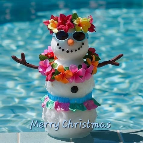 Summer Christmas Decor Ideas, Wonderland Diy Decor, Christmas In July Food Ideas, Christmas In July Crafts, Luau Christmas, Beach Christmas Party, Tropical Christmas Decorations, Christmas Luau, Unconventional Christmas Trees