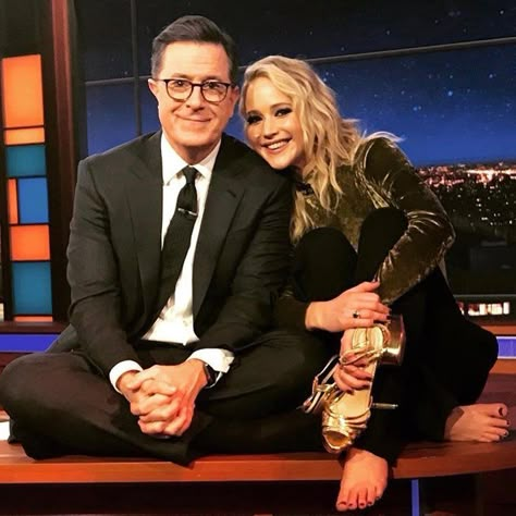 After a few shots of rum, a tipsy Jennifer Lawrence kicked off her Charlotte Olympia 'Gilda' Sandals during a TV interview. Late Night Talk Show Outfit, Jennifer Lawrence Smile, Talk Show Outfit, Jeniffer Lawrance, Jennifer Laurence, Emily Ratajkowski Outfits, J Law, Jennifer Lawrence Pics, Late Night Show