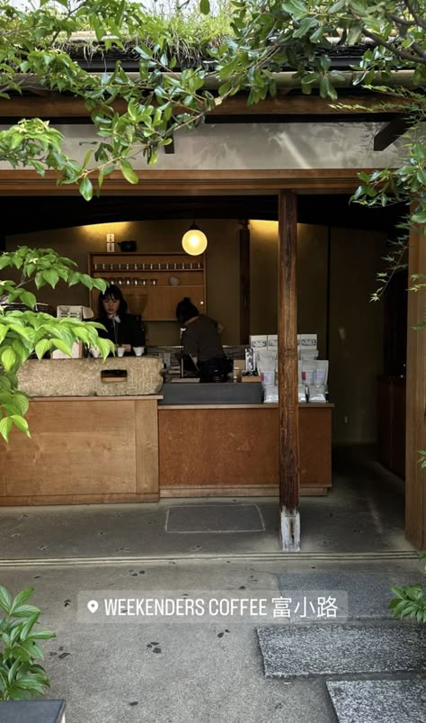 Reissue Cafe Tokyo, Kyoto Coffee Shop, Japanese Lifestyle Aesthetic, Travel Photographer Aesthetic, Coffee Shop Japan, Beach Tumblr, Japanese Cafe, Tokyo Japan Travel, Japanese Lifestyle