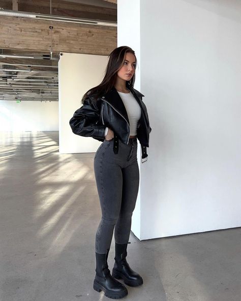 #fashion #lookbook #alllook Leather Pants With Jean Jacket, Black Boots Outfit Ankle Casual, Black Leggings And Boots Outfit, Black Biker Outfit, Jeans With Black Boots, Black Jeans Outfit Aesthetic, Leather Jacket Winter Outfit, Sweater Boots Outfit, Black Long Sleeve Outfit