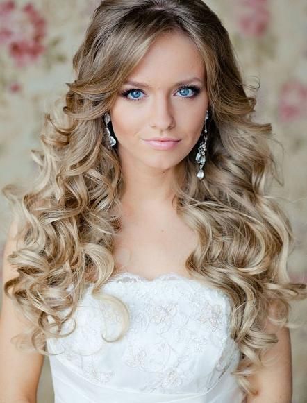 How Should A Teen Style Her Hair For Evening Gown | http://thepageantplanet.com/how-should-a-teen-style-her-hair-for-evening-gown/ Wedding Hairstyles For Naturally Curly Hair, Gajara Hairstyle, Briadsmaid Hair, Coronation Ideas, Josie Wedding, Simple Bridal Hairstyle, Curly Bridal Hair, Long Bridal Hair, Pageant Hair