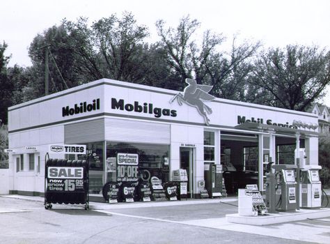 Mobile Gas Station somewhere in Iowa in 1960. Full Service Gas Station, Mobil Oil, Old Gas Pumps, Vintage Gas Pumps, Pompe A Essence, Gas Service, Station Service, Old Garage, Old Gas Stations