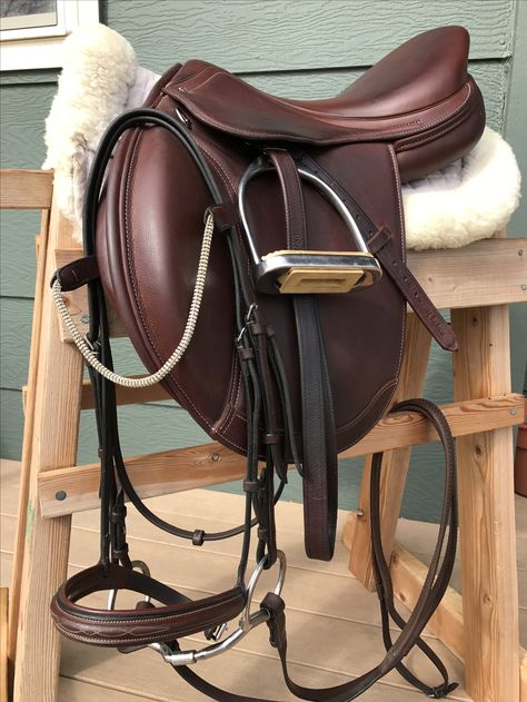 Horse Tack English Jumpers, Tack Sets English, English Saddles, English Tack Sets, Dressage Tack, Hunter Under Saddle, English Horse Tack, Horse Tack Rooms, English Tack