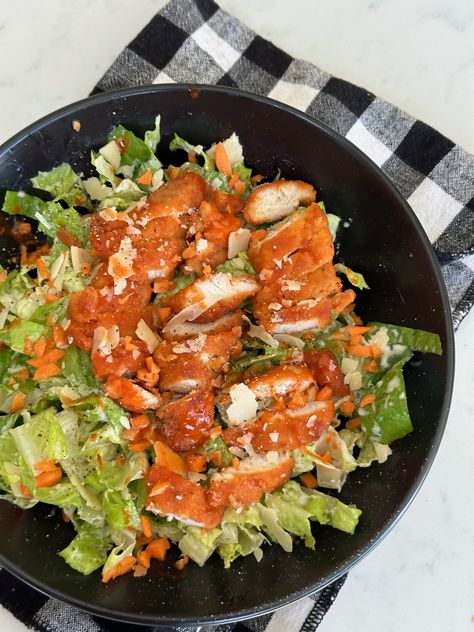 Buffalo Chicken Caesar Salad - Katie Austin Buffalo Chicken Caesar Salad, Katie Austin Recipes, Katie Austin, Quinoa Dishes, Chicken Caesar Salad, Vegan Pesto, Big Salad, Spinach Soup, Quinoa Healthy