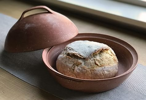 How to Make a Bread Cloche Bread Cloche, Ceramic Supplies, Ceramic Baking Dish, Ceramic Glaze Recipes, Tanah Liat, Pottery Inspo, Ceramic Techniques, Bread Bowls, Pottery Dishes