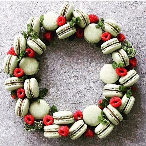 Couronne dessert avec des macarons verts et des framboises Macaron Cakes, Holiday Macarons Christmas, Macaron Flavors Ideas Christmas, Holiday Macarons, Macaron Christmas, Holiday Macarons Flavors, Macaroons Christmas, Christmas Macarons, Kue Macaroon