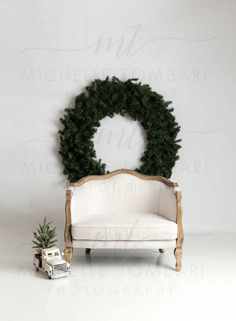 Indoor White Background Photoshoot, White Christmas Studio Photoshoot, Studio Holiday Photos, White Backdrop Christmas Photoshoot, Minimalistic Christmas Photoshoot, Christmas Wreath Photoshoot, White Christmas Family Photoshoot, Minimalist Christmas Photoshoot, Christmas Photoshoot Background