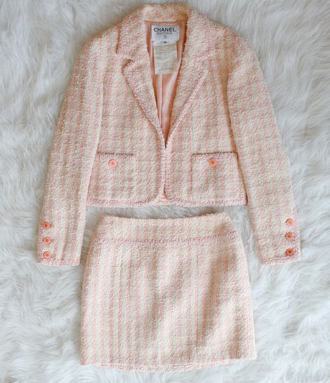 Pink Chanel Tweed, Chanel Tweed Skirt, Chanel Two Piece, Chanel Clothes, Chanel 90s, Mariah Carey 90s, Tweed Skirt Suit, Chanel Set, Chanel Outfit