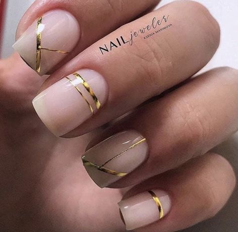 Natural Nails With Gold Line, Nail Art Gold Line, Gold Lines On Nails, Straight Line Nail Art, Gold Geometric Nails, Gold Line Nail Design, Nails Gold Stripe, Gold Line Nails, Line Nail Art Designs