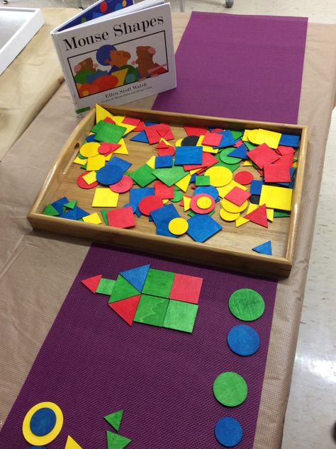 #Kindergarten students can discover the various attributes of #shapes, #explore patterns or #create mosaic pictures in this inviting provocation after reading the story #MouseShapes by #EllenStollWalsh. #ELP Shape Provocations Kindergarten, Reggio Shape Provocations, Colour Provocations Kindergarten, Shape Provocations, Story Provocations, Kindergarten Provocations, Math Provocations, Ece Classroom, Ece Activities