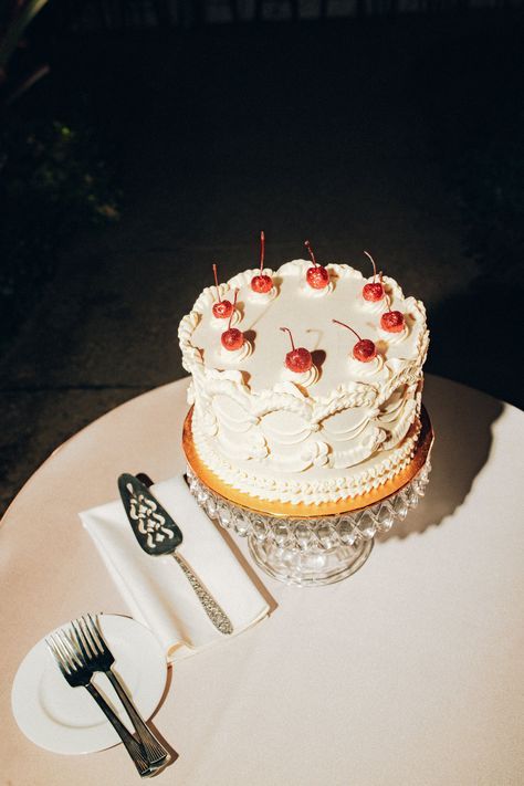 Vintage Cakes With Cherries, Ethereal Cake Design, European Cake Design, Aesthetic Cake Vintage, Vintage Cake Photography, Birthday Cake Vintage Aesthetic, Wedding Cake Cherries, Vintage Buttercream Wedding Cake, Cherry Vintage Cake