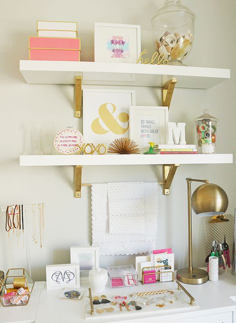 Glam Contemporary Office Chic Office Wall Decor, Decorative Desk Ideas, Preppy Glam Bedroom, Preppy Home Office, Preppy Shelf Decor, Wall Shelves Office, Preppy Desks, Preppy Office Decor, Preppy Desk Decor