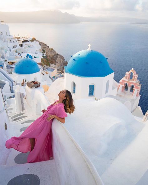 Nikita | Travel & Fashion on Instagram: “Mykonos was incredible, but Santorini you have my heart💙 Things you must do in Santorini: 1. Go for a stroll in the village of Oia,…” Santorini Fashion, Greece Vacation Outfit, Santorini Outfit, Greece Travel Outfits, Couple Travel Photos, Grecia Santorini, Santorini Grecia, Santorini Oia, Holiday Outfits Summer