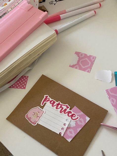 pink aesthetic penpal envelope deco Penpal Envelope Ideas Aesthetic, Penpal Envelope Ideas, Aesthetic Penpal, Penpal Envelope, Writing Aesthetics, Penpal Ideas, Penpal Letters, Snail Mail Pen Pals, Creating A Bullet Journal