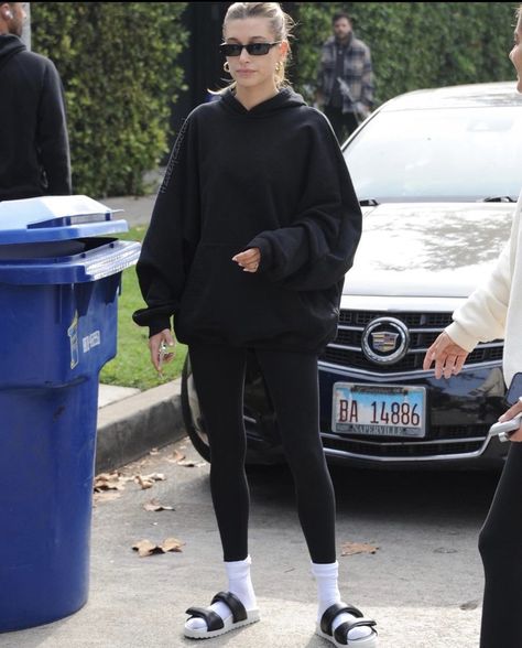 La Outfits Los Angeles Street Styles, Celebrity Athleisure, Los Angeles Street Style, La Outfit, Hailey Baldwin Street Style, Outfits Los Angeles, Athleisure Chic, Hailey Bieber Outfits, Gia Borghini