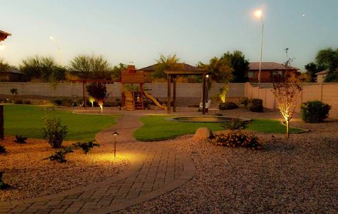 5 Stunning Desert Landscaping Ideas Arizona People Should Try Desert Ranch Landscaping, Desert Landscaping Ideas, Backyard Arizona, Arizona Landscaping, Large Yard Landscaping, Large Backyard Landscaping, Open Garden, Desert Places, 1st House