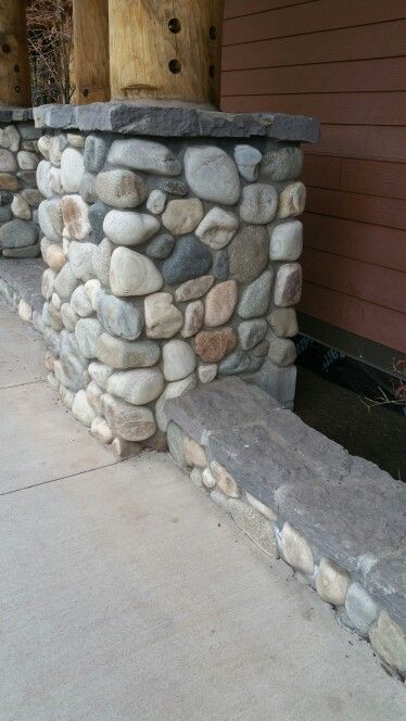 River rock post base and bench Faux River Rock Exterior, Cobblestone Landscaping, Porch Wall Design, Rock Fence, Diy River Rock, Craftsman Porch, Stone Porches, River Rock Garden, Cedar Posts