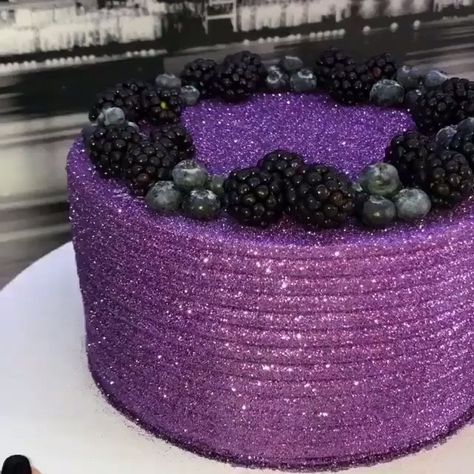 Plain Cake, Purple Cakes, Friends Food, Cake Decorating Videos, Glitter Cake, Tropical Party, Food Yummy, Sugar Art, Tag Your Friends