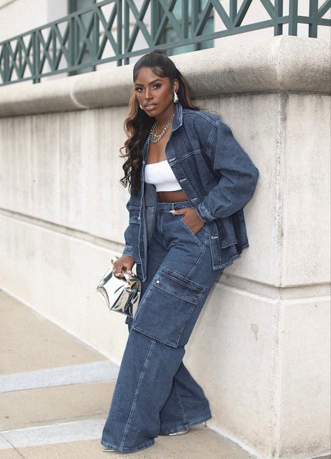 IG: idesign8 Denim On Denim Aesthetic, Denim Cargo Pants Outfit, Cargo Pants Outfit Ideas, Stylish Cargo Pants, Stylish Jeans Outfit, Women's Cargo Pants, Pants Outfit Ideas, Mode Kimono, Cargo Pants Outfit