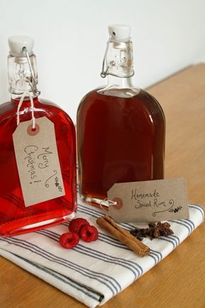 DIY raspberry gin and spiced rum - perfect Christmas gifts, and so easy to make! Weeks Till Christmas, Blackberry Gin, How To Make Mead, Making Christmas Cards, Christmas Gin, Homemade Chilli, Raspberry Gin, Gin Gifts, Spiced Rum