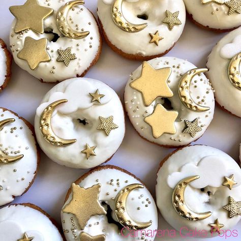 Dee Camarena on Instagram: “🌙✨Moons/Stars✨🌙 #donuts #oreos #cookies #chocolatedonuts #fancydonuts #doughnuts #twinkletwinklelittlestar #twinkletheme #moonstars party…” Star And Moon Cookies, Star Cookies Decorated, Gender Reveal Dessert, Oreos Cookies, Eid Fitr, Donut Decorating Ideas, Fancy Donuts, Moon Cookies, Star Donuts