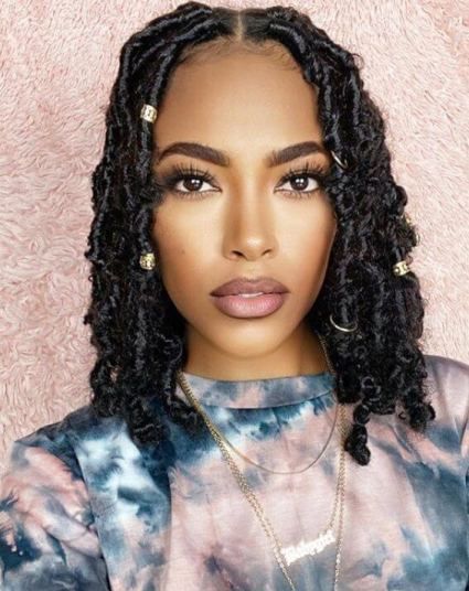 39 Best Short Faux Locs Braids To Be Amazing Now 19 White Girl Dreads, Natural Dreadlocks, Short Dreads, Blonde Dreads, Long Dreads, Dreads Girl, Faux Locs Hairstyles, Dreadlock Styles, Dreads Styles