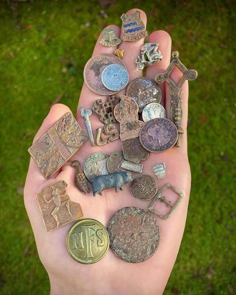 Shiny Things Aesthetic, Crowcore Trinkets, Crow Treasure, Crow Trinkets, Magic Academia, Silly Trinkets, Manmade Objects, Crow Nest, Beachcombing Finds