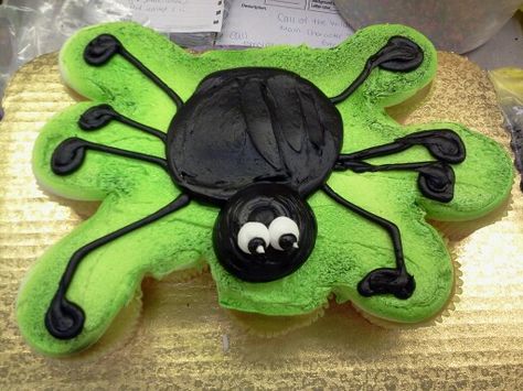 Spider cupcake cake Spider Cupcake Cake, Halloween Cupcake Cakes Pull Apart, Halloween Pull Apart Cupcakes, Cake Decorating Halloween, Haloween Cakes, Halloween Cupcake Cake, Cupcake Decorating Techniques, Monster Cakes, Galletas Halloween