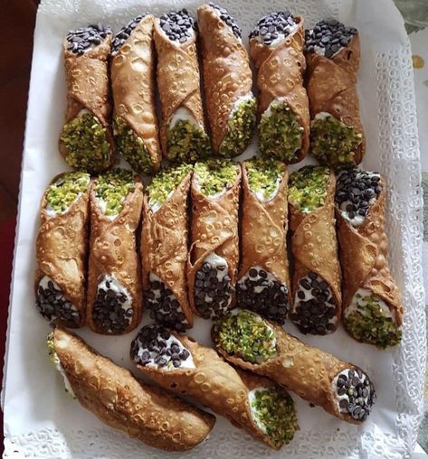 Canolli Aesthetic, Wedding Canolis, Italian Cafe Food, Sicily Italy Food, Italian Bakery Aesthetic, Cannoli Aesthetic, Italian Aesthetic Food, Italain Food, Cannoli Siciliani