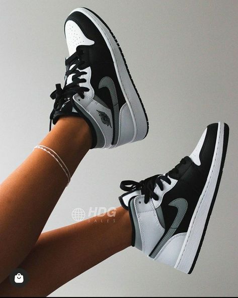 Air Jordan 1, Jordan 1, Air Jordan, Books Wattpad, Jordan, Wattpad, Nike, Black And White, Sneakers